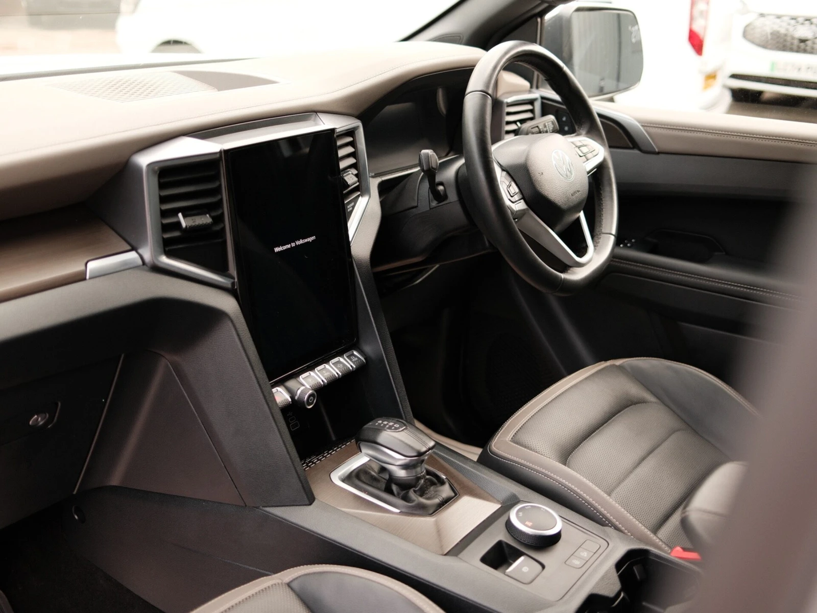2024 Volkswagen Amarok PickUp Van — cab interior