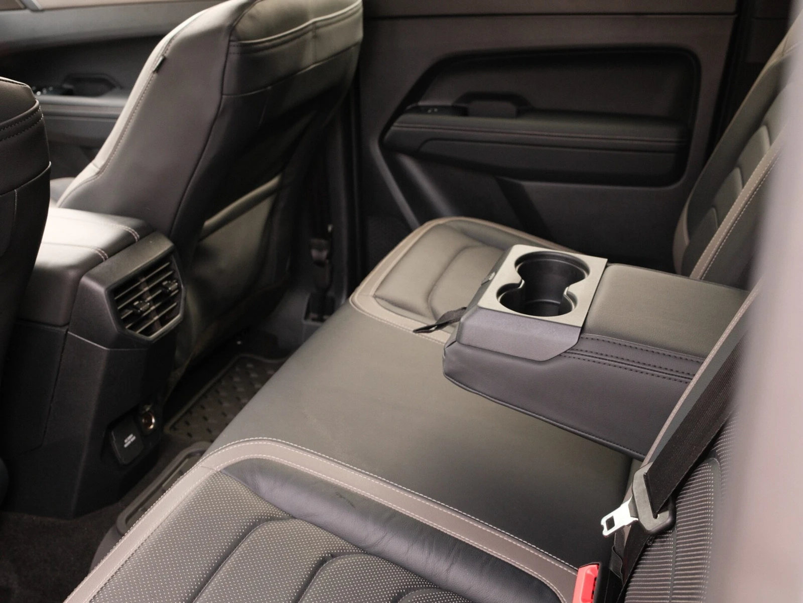 2024 Volkswagen Amarok PickUp Van — cab interior