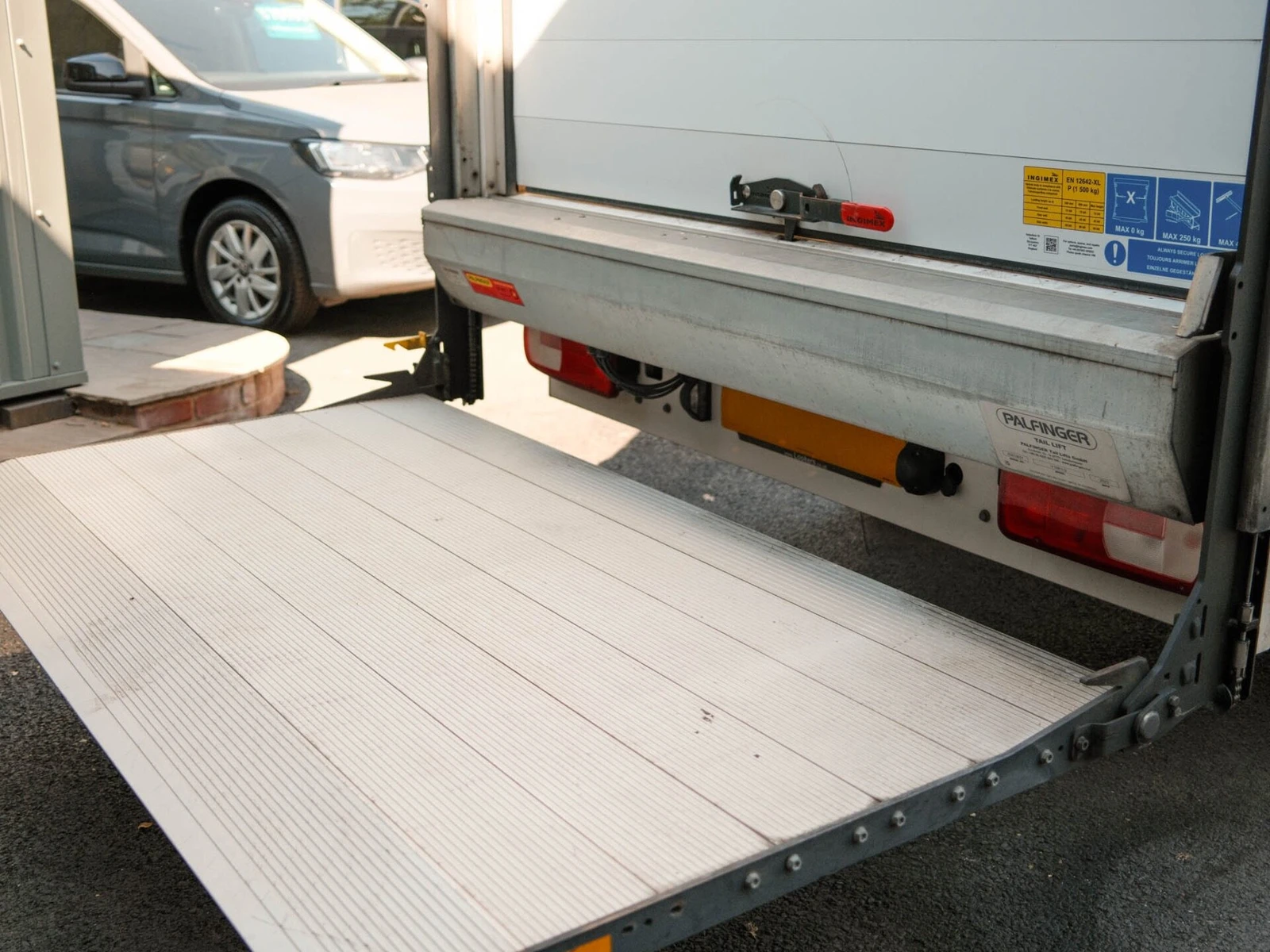 2023 Volkswagen Crafter CurtainSider Van — detail