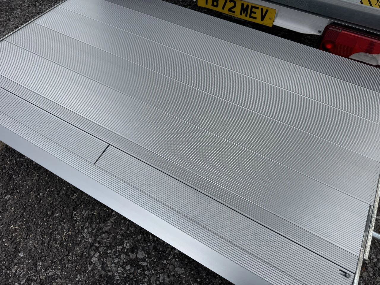2022 Mercedes-Benz Sprinter CurtainSider Van — detail