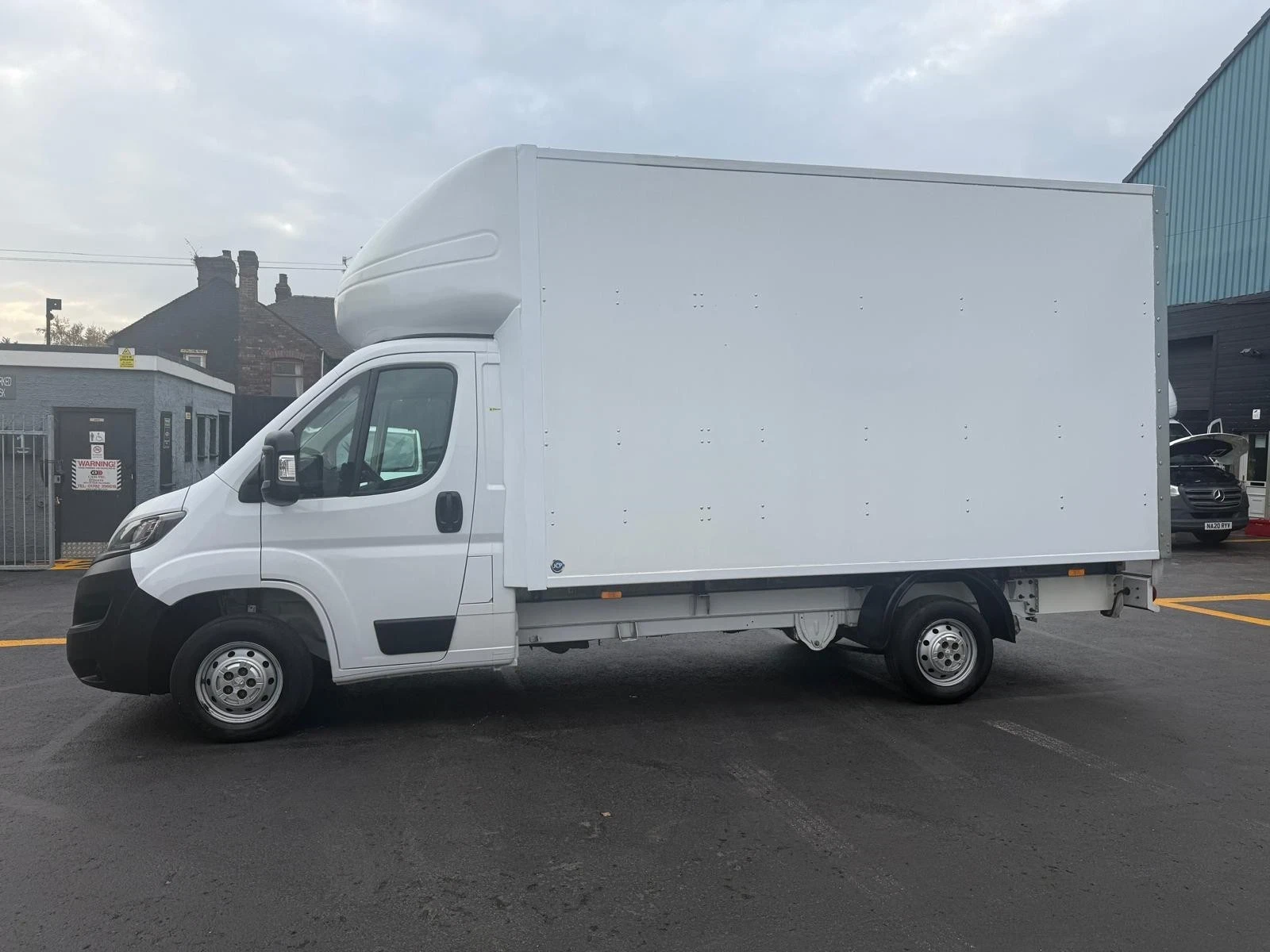 2023 Peugeot Boxer Luton Box Van — side view