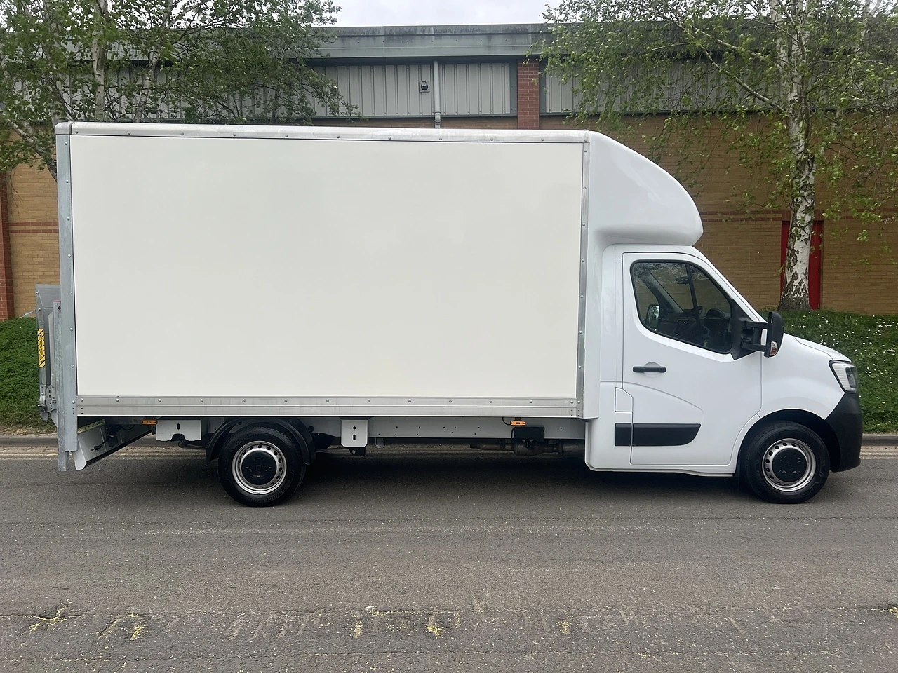 2025 Renault Master Luton Box Van — side view