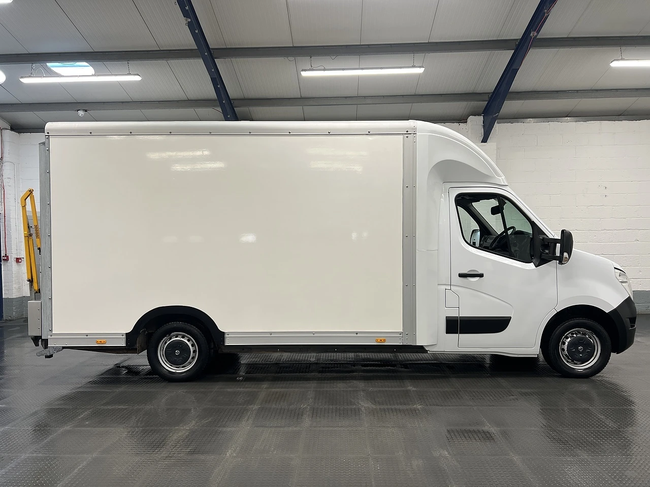 2018 Nissan NV400 Luton Low Loader Van — side view