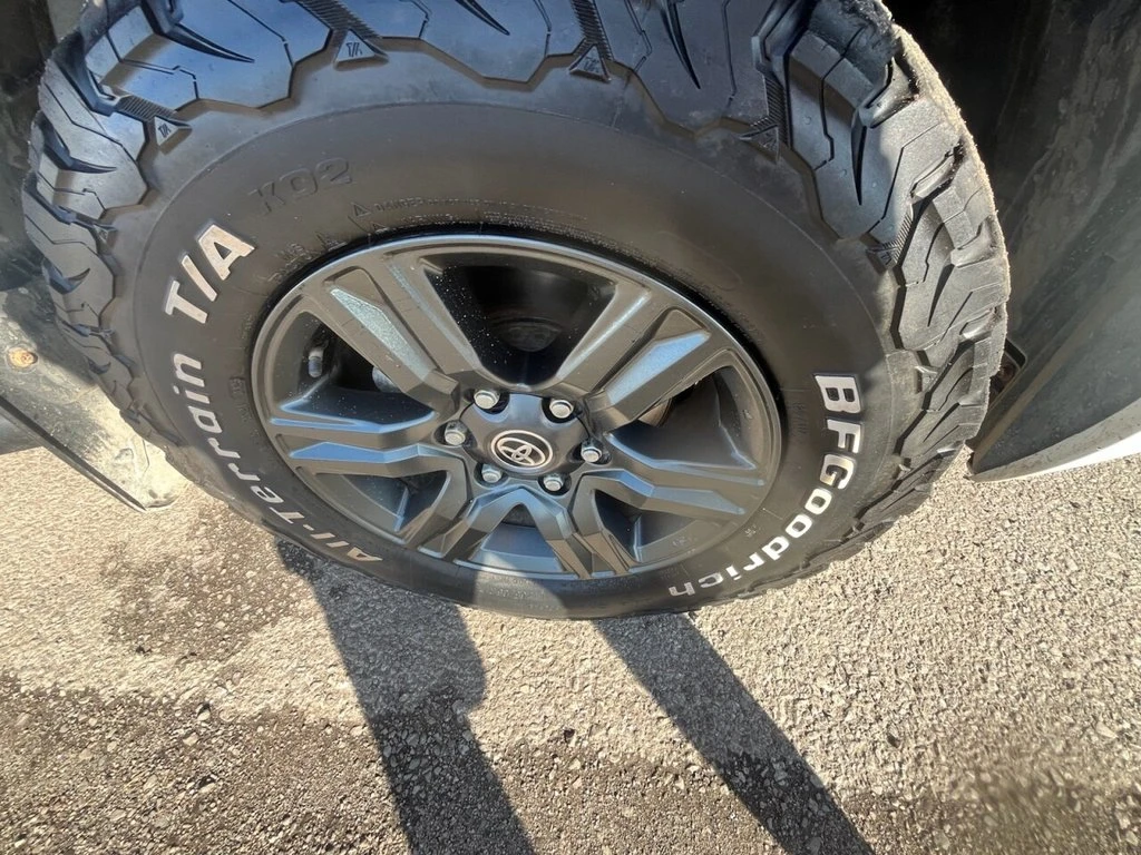 2021 Toyota Hilux Double Cab PickUp Van — detail
