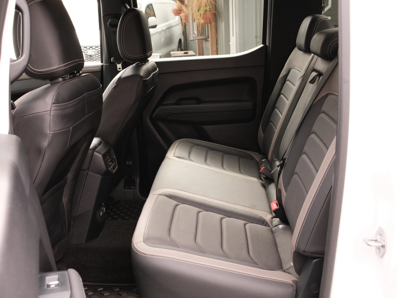 2024 Volkswagen Amarok PickUp Van — cab interior