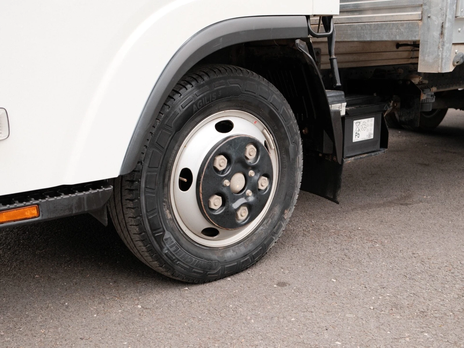2024 Isuzu Grafter Dropside Van — detail