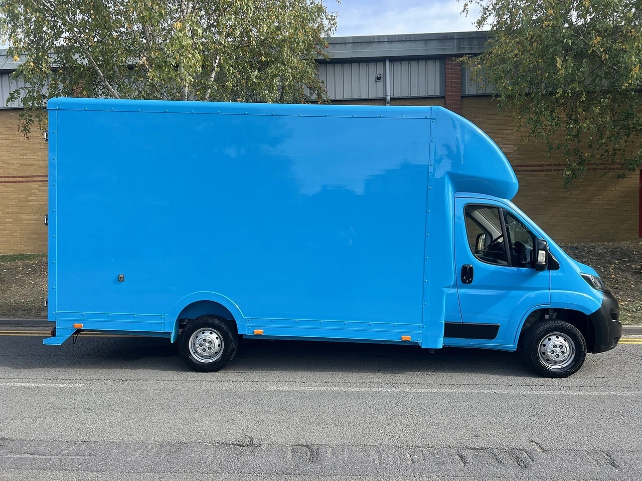 2023 Peugeot Boxer Luton Box Van — side view