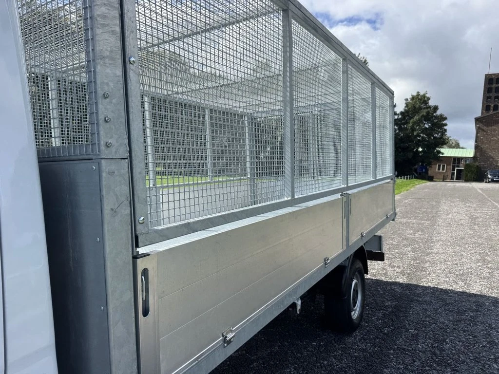 2022 Mercedes-Benz Sprinter Tipper Van — detail