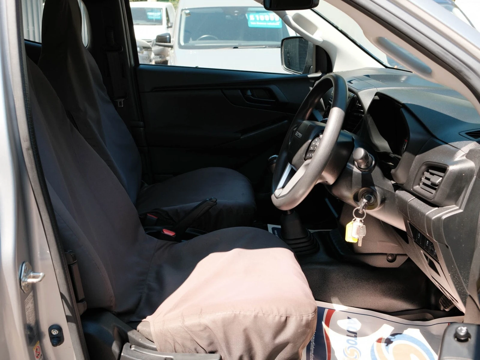 2021 Isuzu D-Max PickUp Van — cab interior