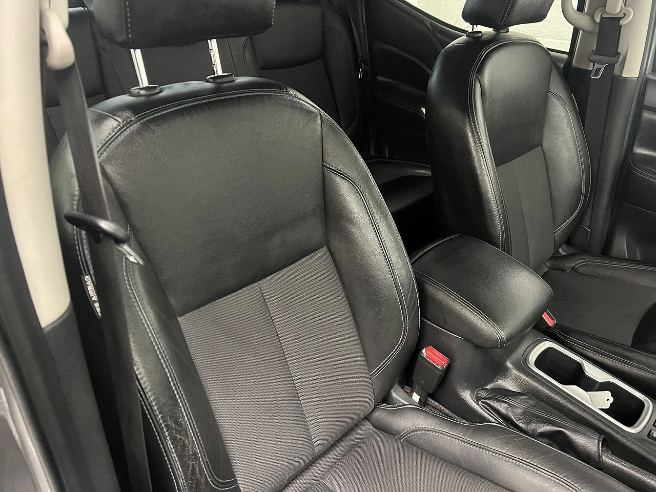 2021 Nissan Navara Double Cab PickUp Van — cab interior
