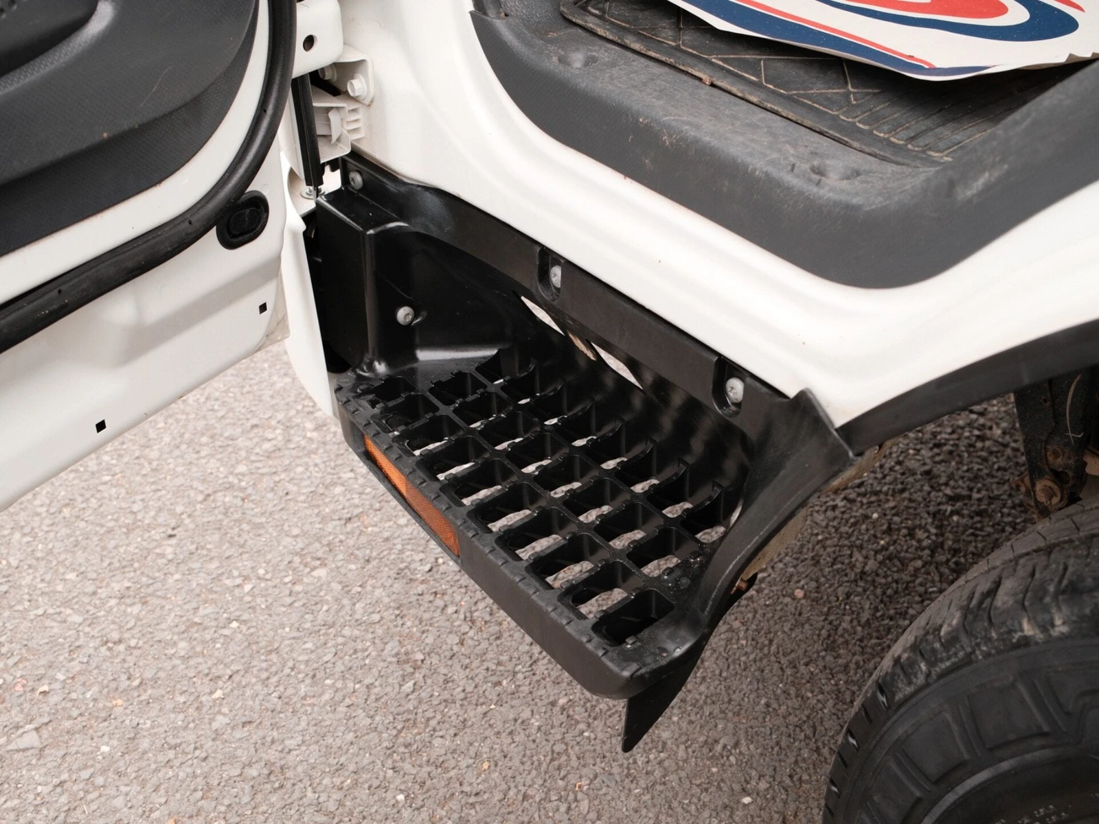 2024 Isuzu Grafter Dropside Van — detail