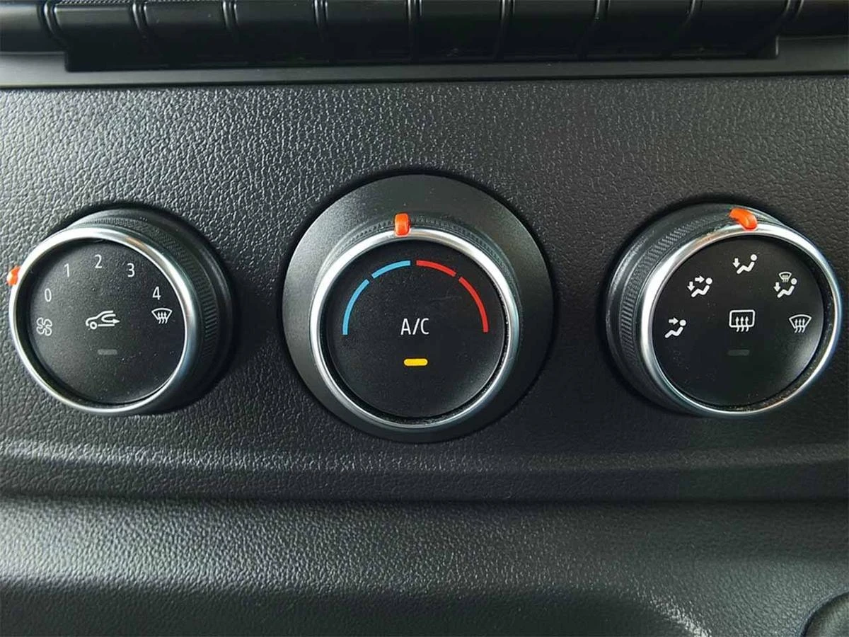2023 Renault Master Luton Low Loader Van — cab interior