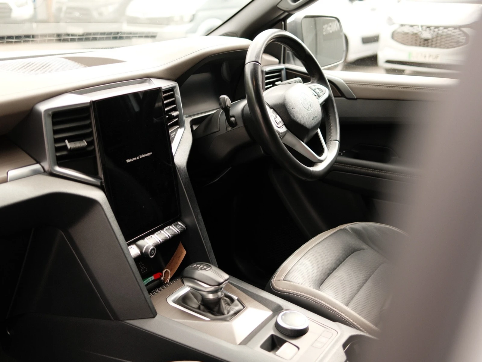 2024 Volkswagen Amarok PickUp Van — cab interior
