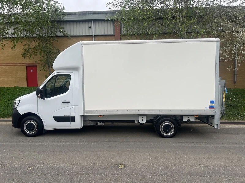 2025 Renault Master Luton Box Van — side view