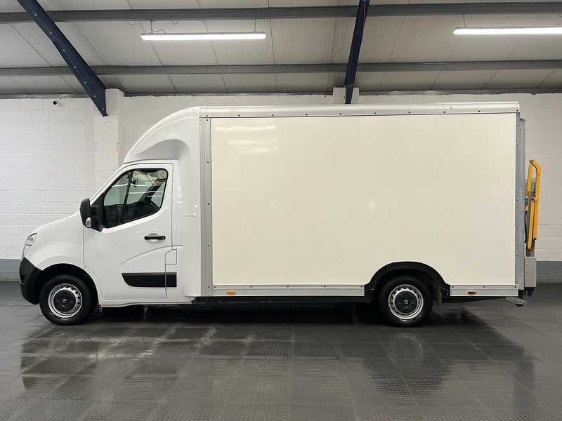 2018 Nissan NV400 Luton Low Loader Van — side view